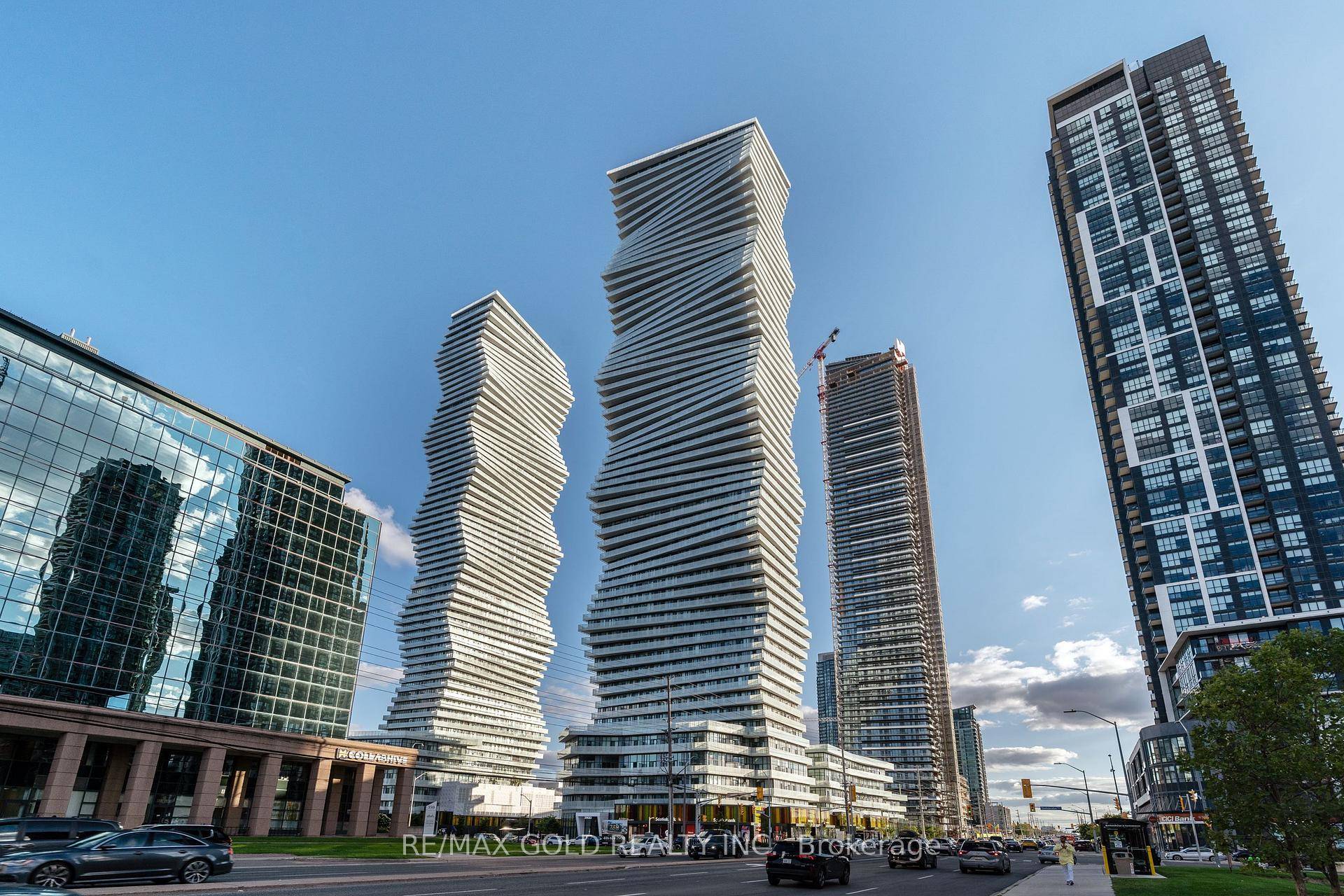Welcome to 3900 Confederation Parkway 2707, a stunning 2 bedroom condo in the heart of Mississauga's thriving downtown core, nestled within the iconic M City community.