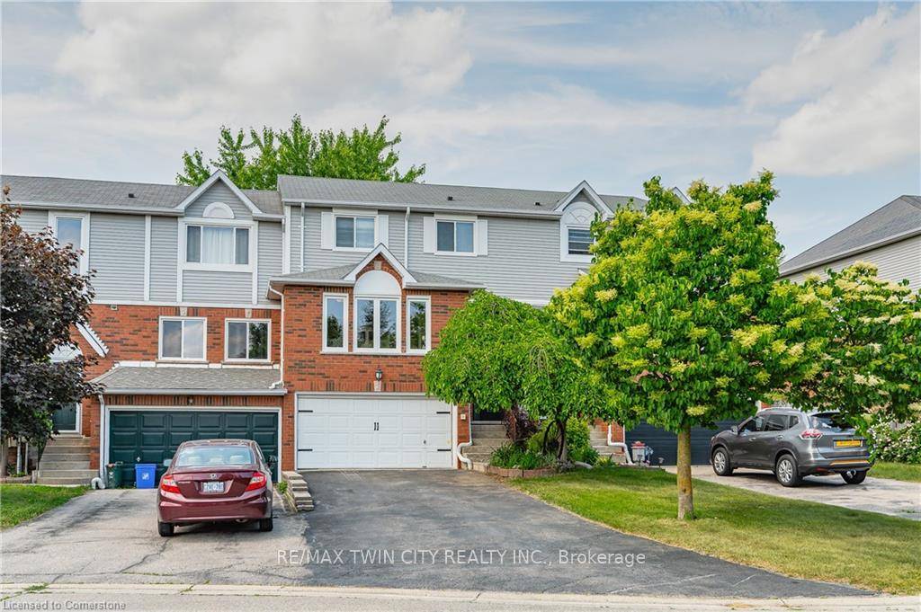 SOUGHT AFTER CRESCENT LOCATION !