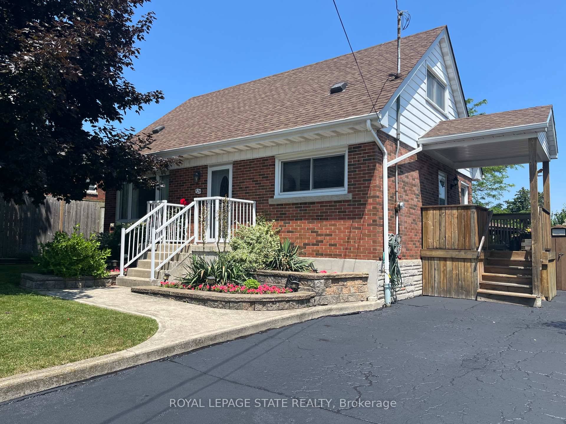Welcome to this inviting and spacious 3 bedroom gem nestled in the sought after Huntington area of Hamilton Mountain just a few blocks away from Mountain Brow Blvd.