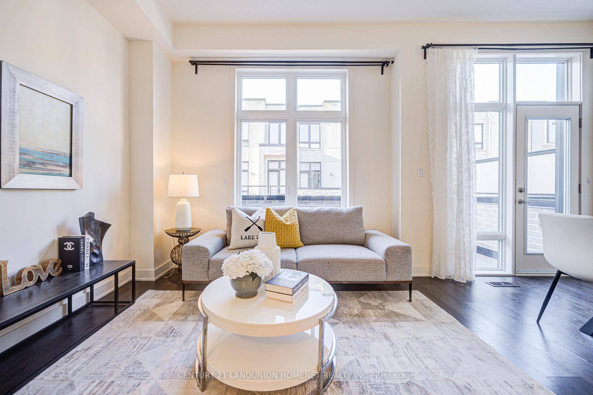 Luxurious 4 Bedroom Freehold Townhouse in a Prime Location.