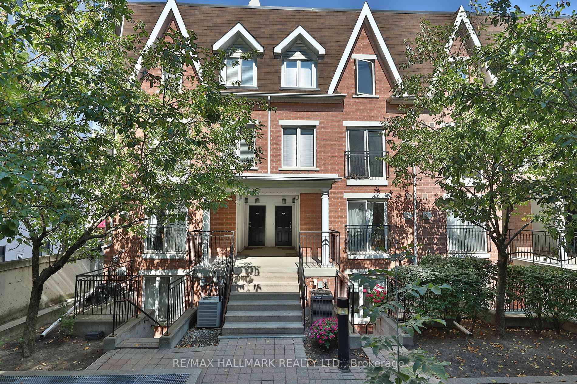 Sun Drenched 3Rd Level Spacious Roof Top Terrace With A BBQ Gas Hookup And A Water Bib ?