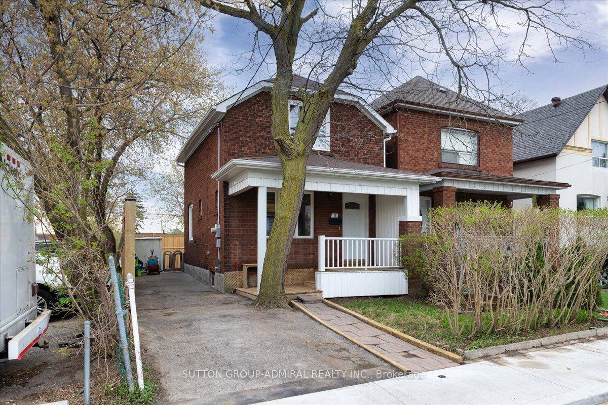 Charming Detached Gem in Briar Hill Belgravia !