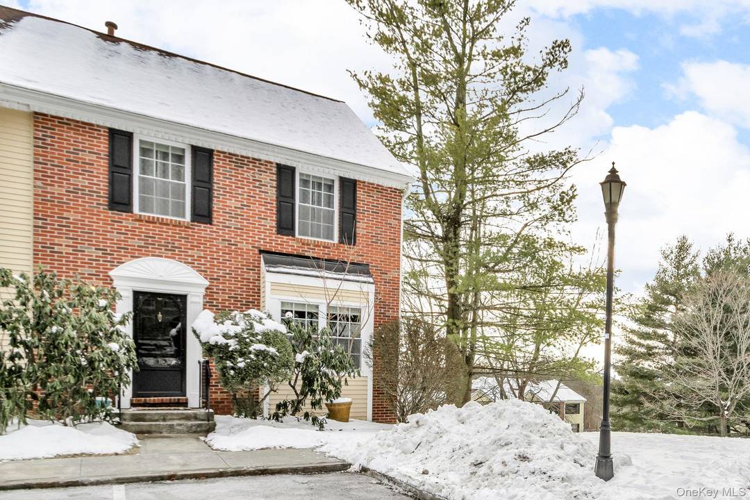 You ll love coming home to this elevated corner townhouse unit in highly desirable Society Hill II !