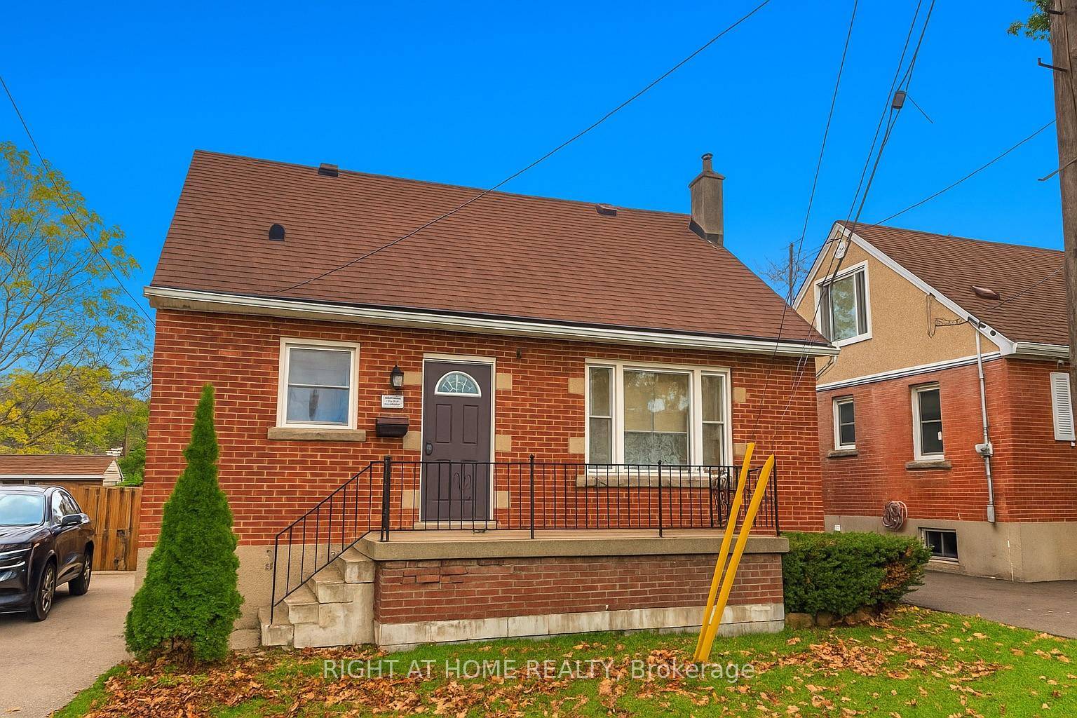 Available immediately Located on a dead end street and situated just steps from the vibrant Concession Street, this charming home offers easy access to local restaurants, shops, parks, and Juravinski ...