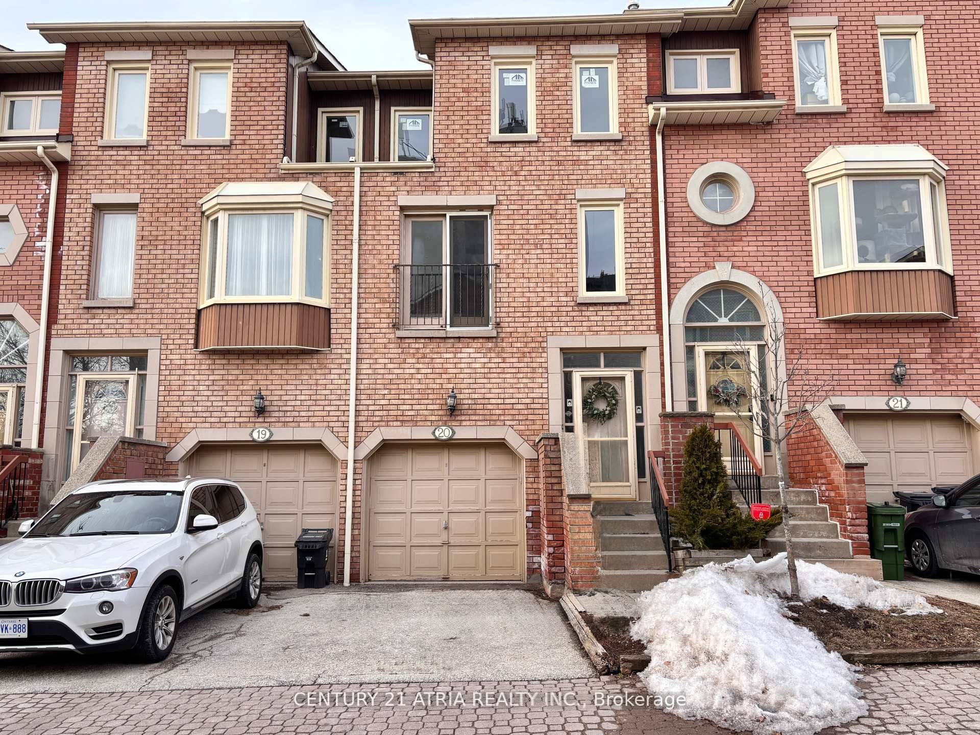 Newly renovated spacious townhouse with low condo fees within steps to shopping plaza Walmart, medical clinics, library, TTC bus stop amp ; Agincourt GO train station !