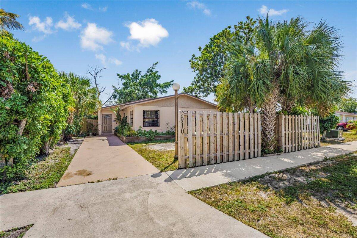 Welcome to this charming 2 bedroom, 2 bathroom home in the heart of Fort Lauderdale, offering a perfect blend of comfort, style, and convenience.