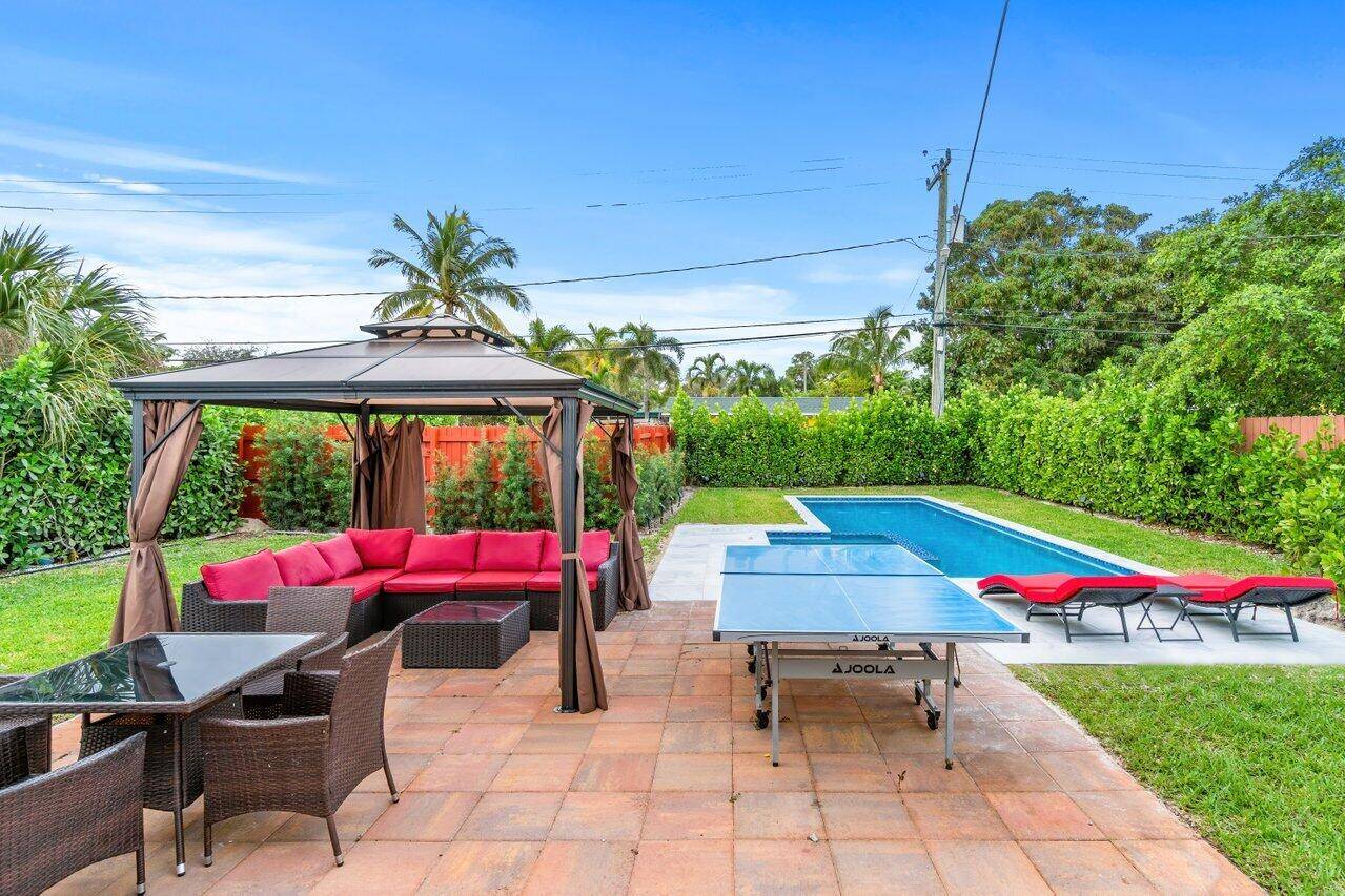 Available as an unfurnished annual, furnished annual or furnished seasonal rental.