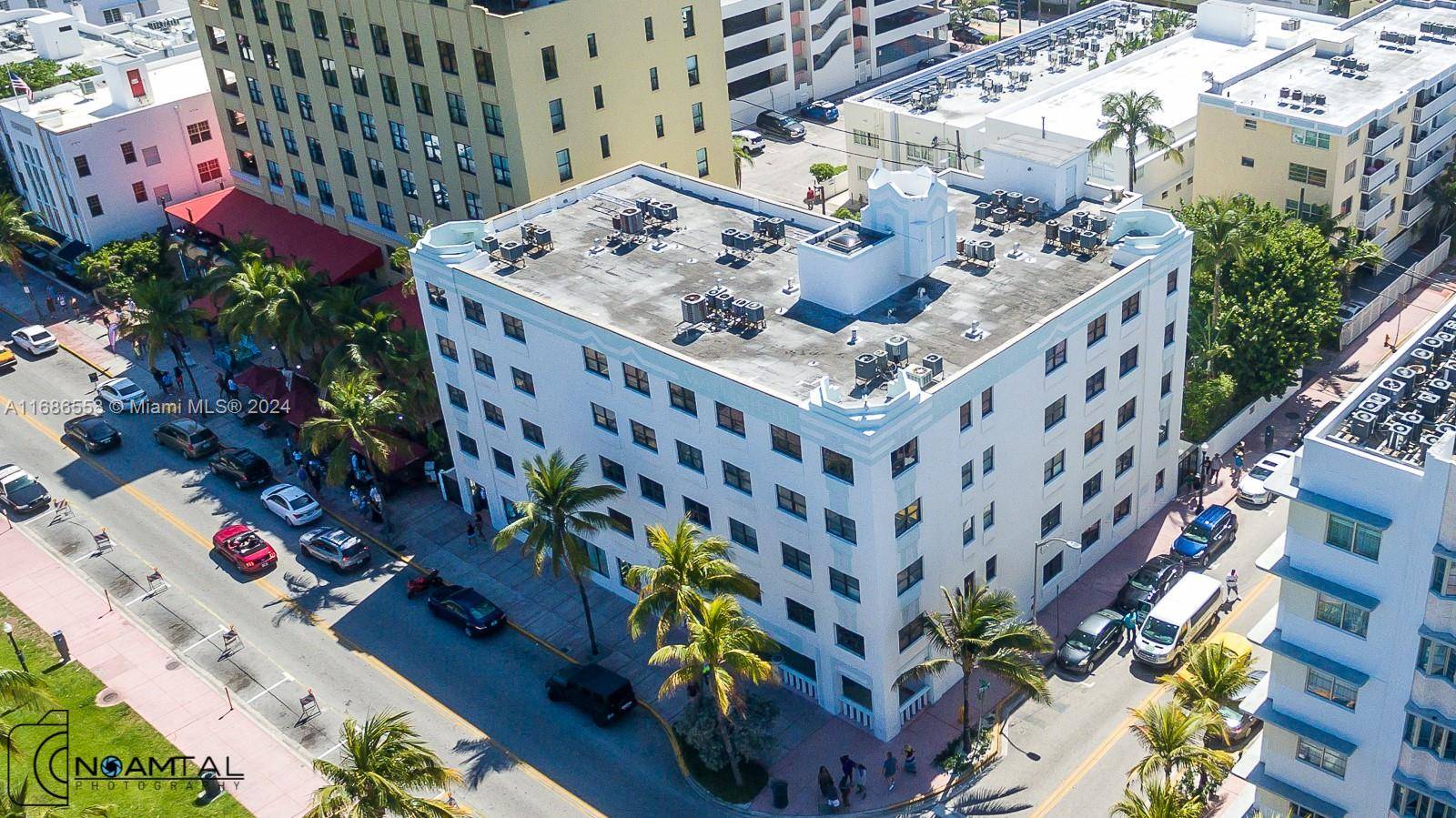 LIVE AND PLAY ON THE MOST PRETIGIOUS OCEAN DRIVE, SOUTH BEACH, HISTORIC ART DECO BLDG, CORNER UNIT BEACH VIEW.
