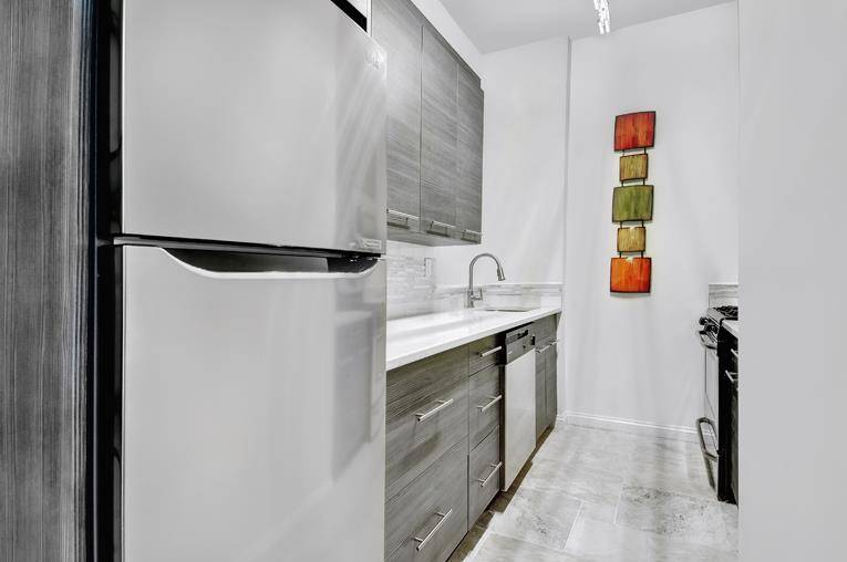Fully Renovated Large amp ; Bright 1Bed 1Bath with High Ceiling Beautifully appointed, South facing Large One Bedroom One Bathroom Apartment with 10 feet high Ceiling throughout and Arched Windows ...