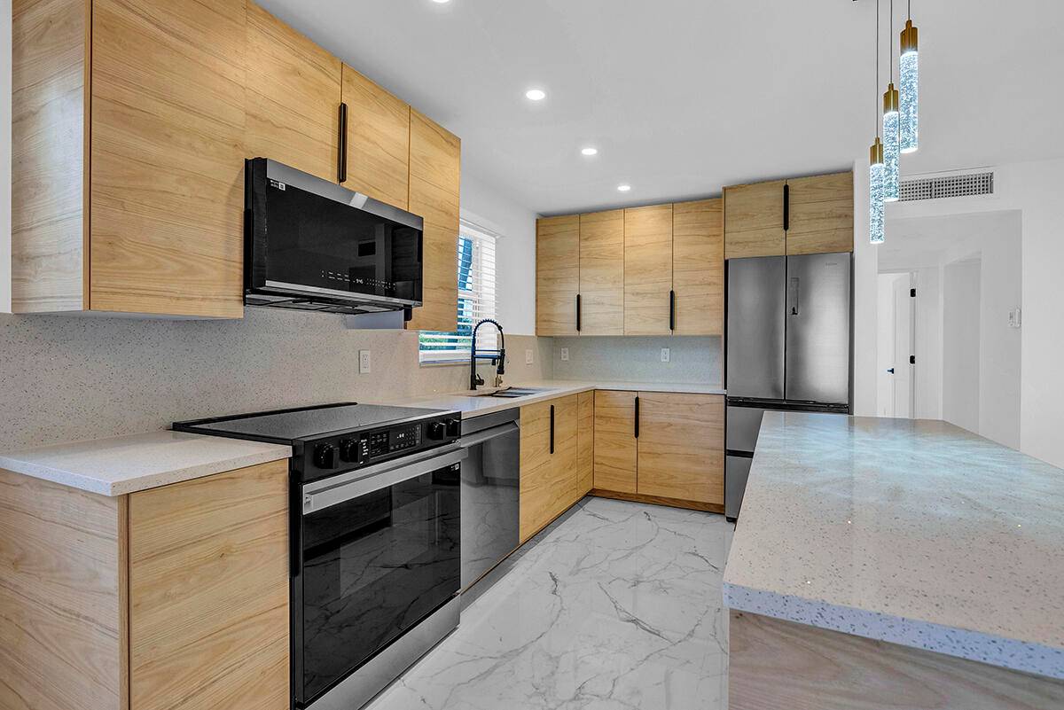 Fully renovated, high end 2 Bed 2 Bath first floor unit in the highly desirable Kings Point community !