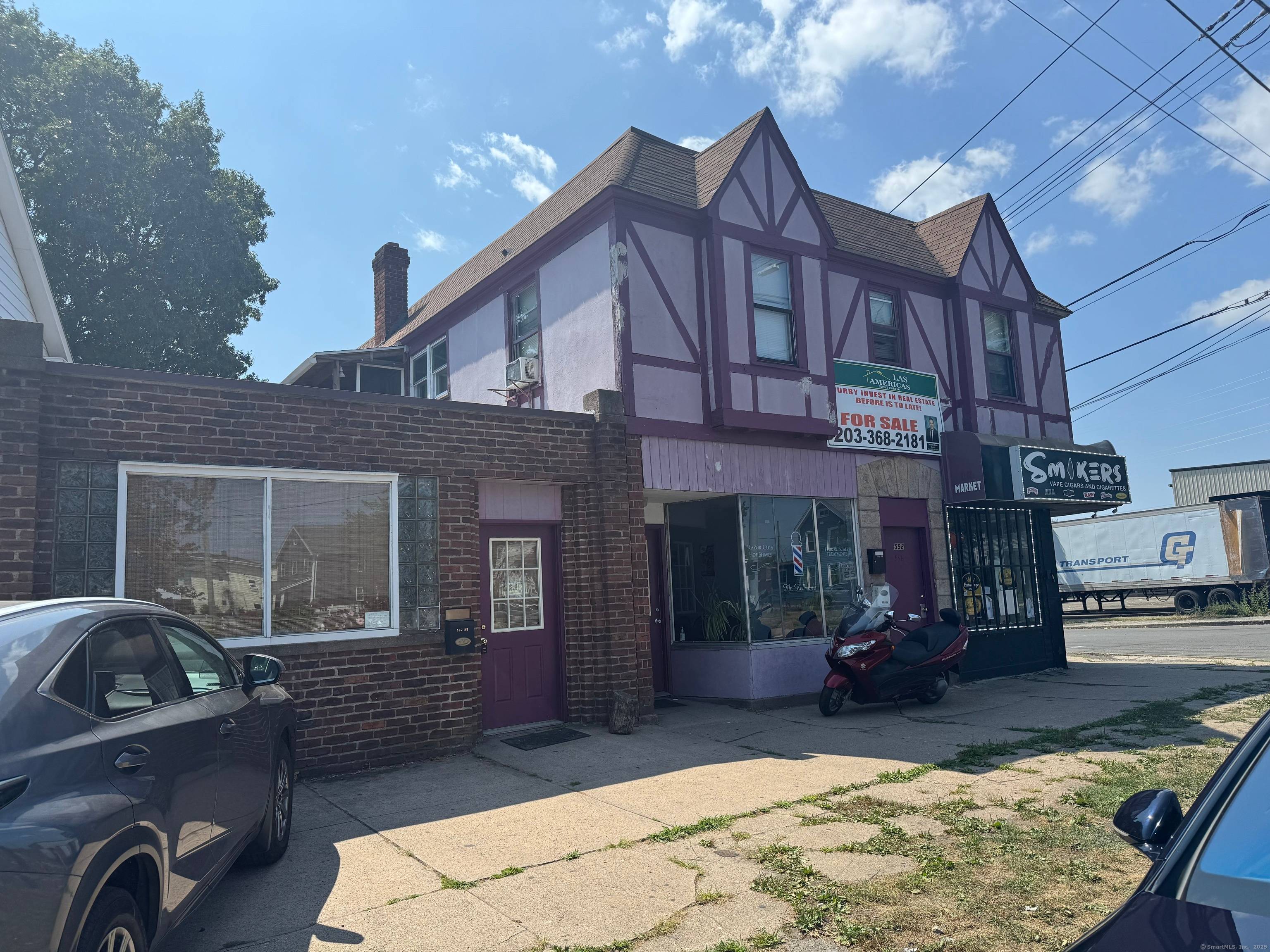 Discover a prime mixed use commercial building just minutes from West Haven beaches, UNH, and a short drive to Yale University.