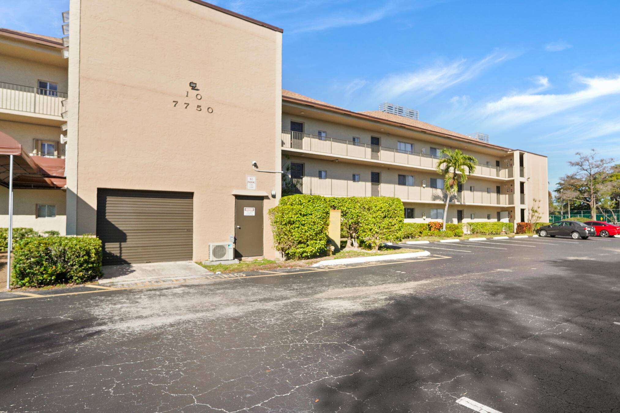 Beautifully remodeled 2 bed, 2 bath first floor condo in the desirable Cascades community of Lauderhill.