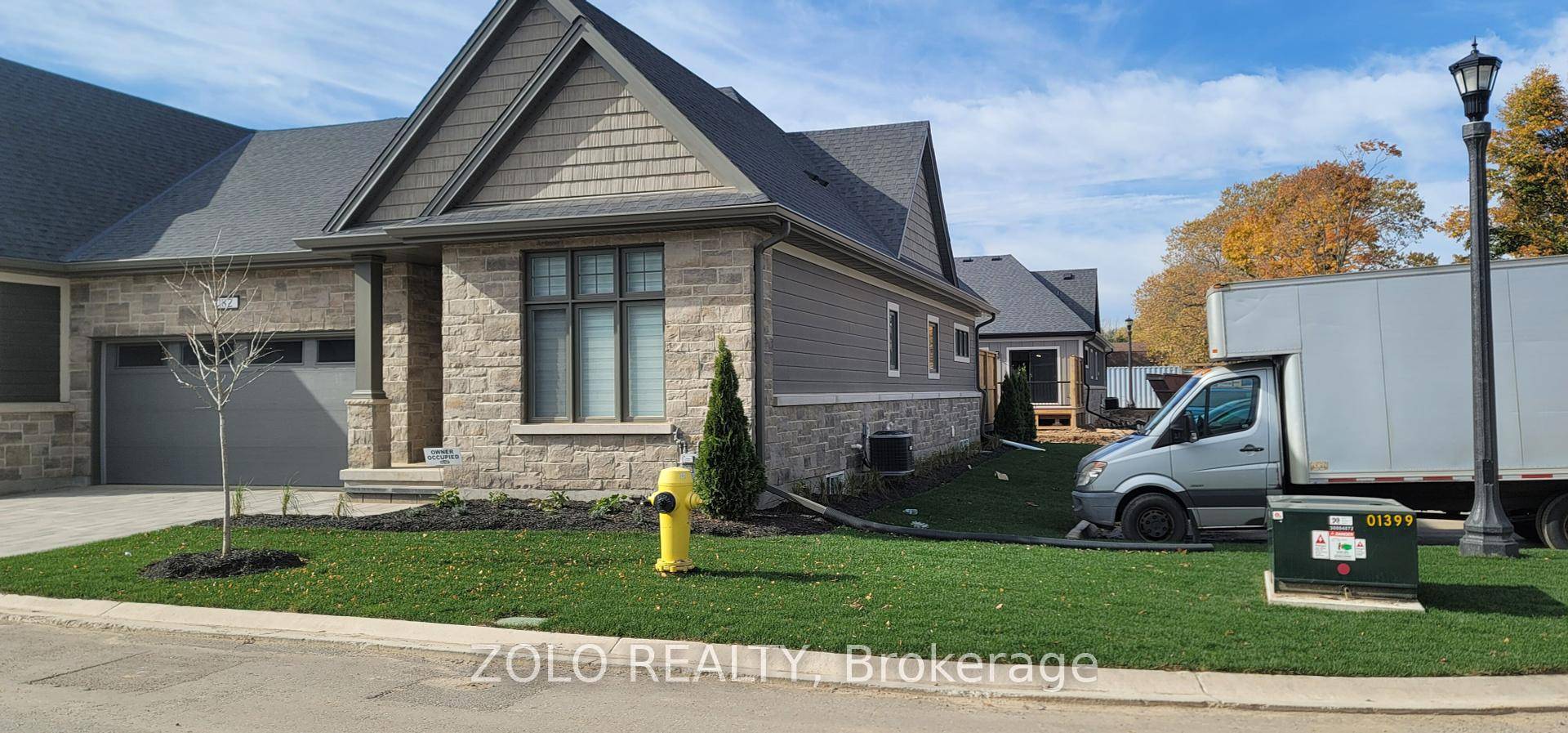 Welcome to this LUXURIOUS, CARPET FREE END UNIT BUNGALOW TOWNHOME in the heart of FONTHILL the perfect blend of MODERN LUXURY amp ; EASY, EVERYDAY LIVING.
