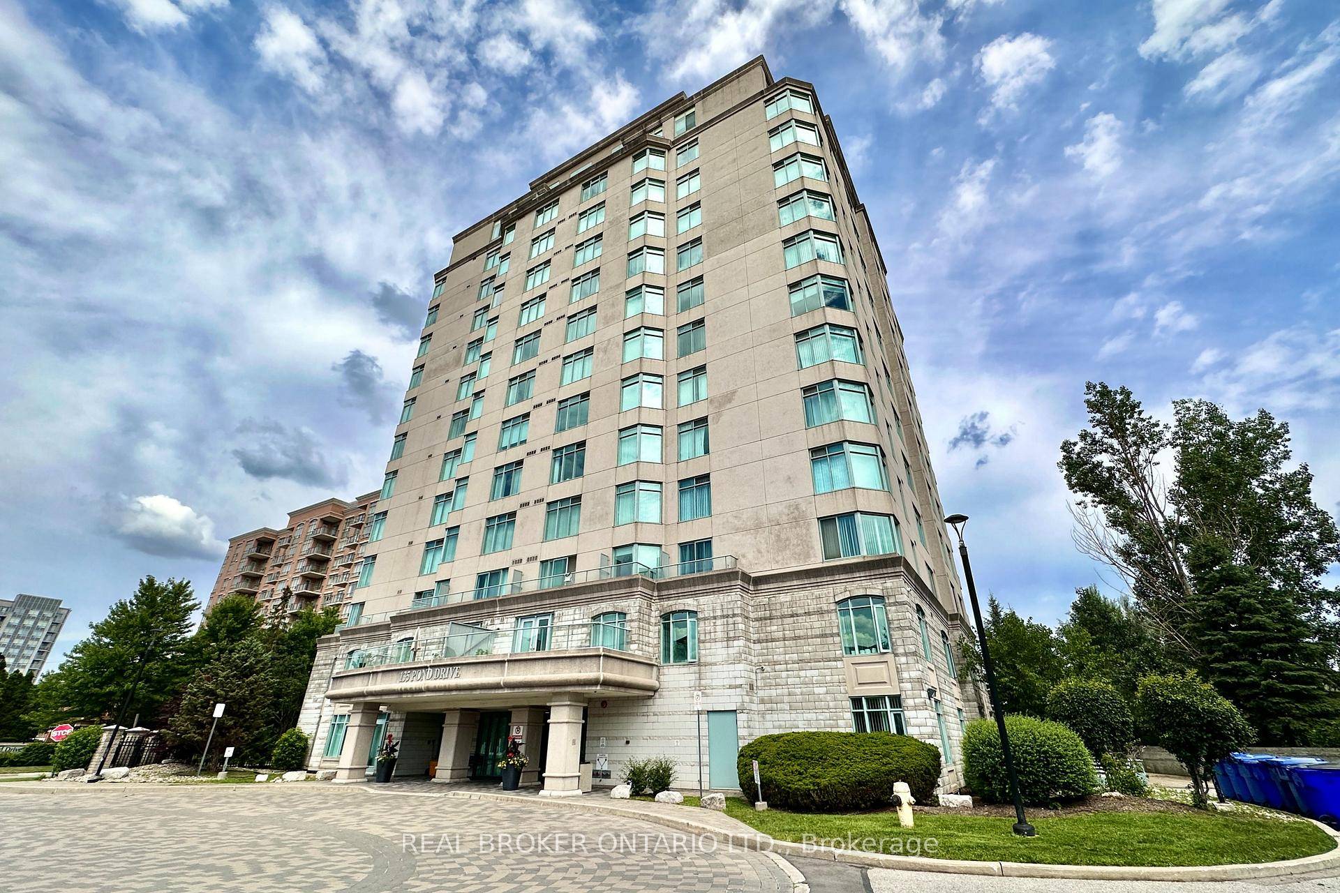 Bright, Spacious amp ; RECENTLY RENOVATED 1 Bdrm Solarium Possible 2nd Bdrm in the Demanding Commerce Valley Area.