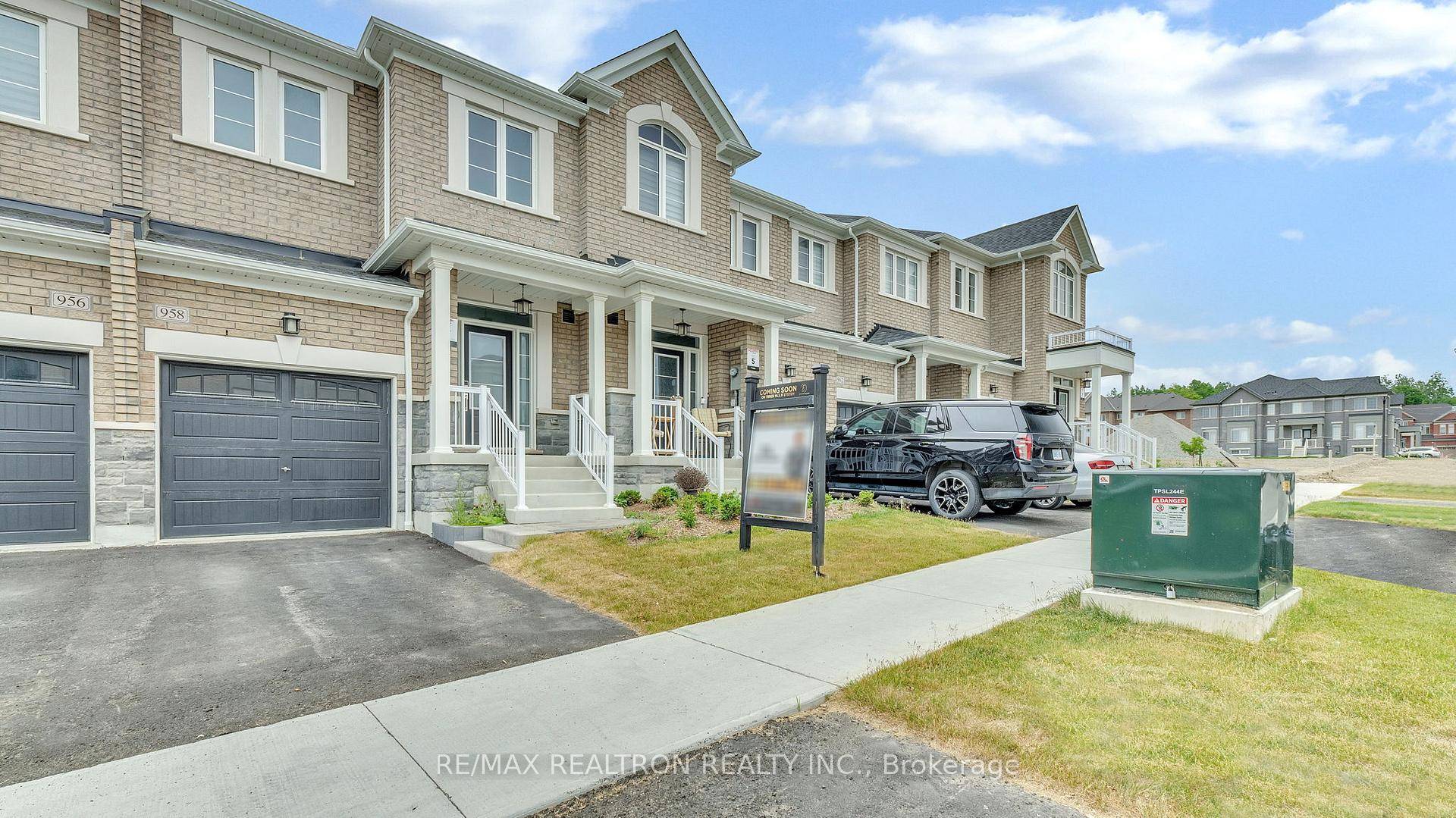 1 Year Old House. Stunning Freehold Townhouse in Seaton !