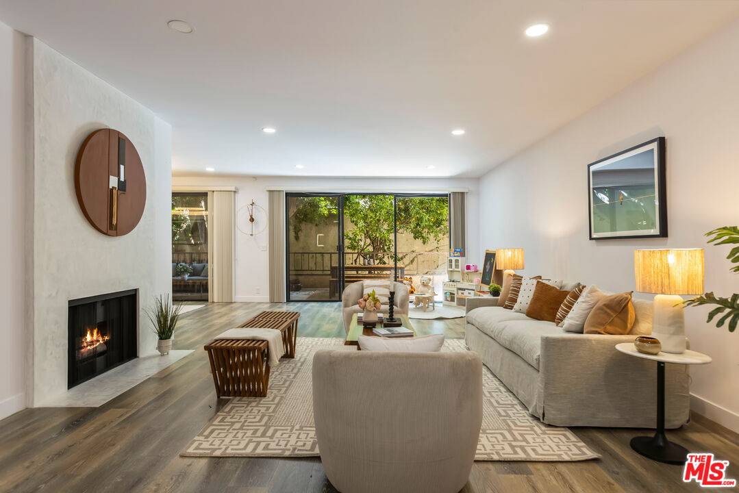 1210 N Kings Rd 2BR Sunset Strip La