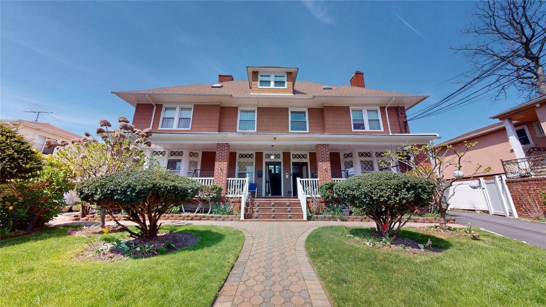 Welcome to your dream estate in the prestigious Bayswater Park community an extraordinary opportunity to own a truly expansive and impeccably maintained residence.