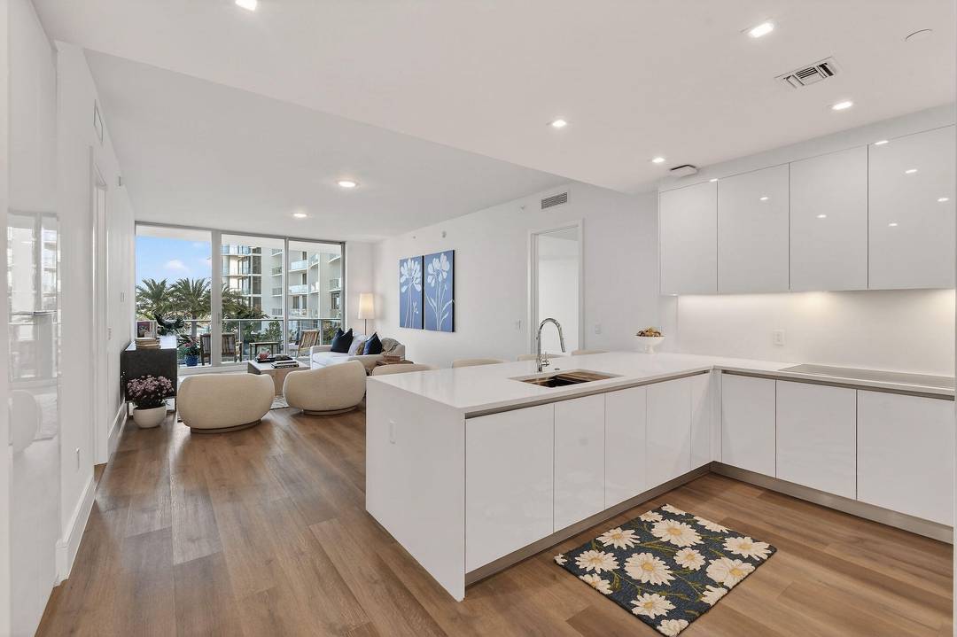 Residence 715 at Nautilus 220 presents a rare opportunity to enjoy refined coastal living in a uniquely private setting.