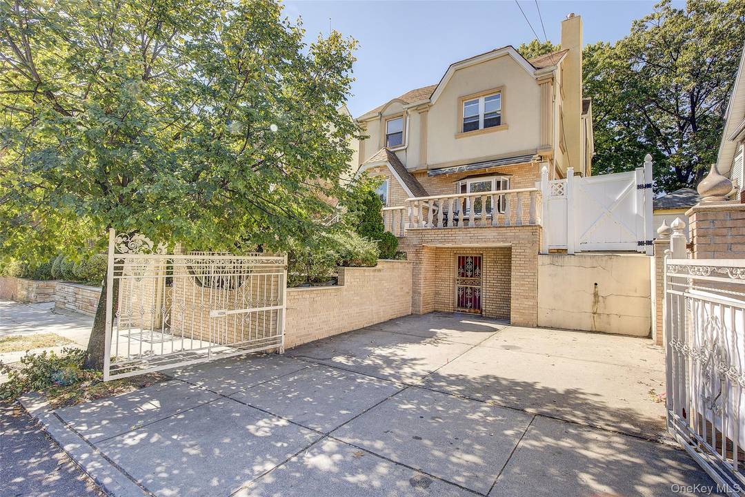 Diacover luxury living in every detail of this beautiful brick amp ; Stucco modern designed home located in heart of Briarwood.