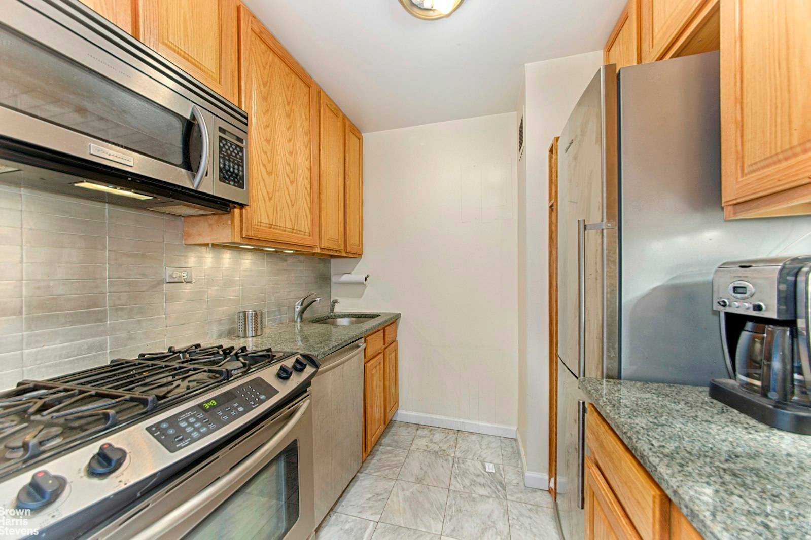 Welcome to 22F at Continental Towers This one bedroom home located in the luxurious Continental Towers boasts sunny open city views.