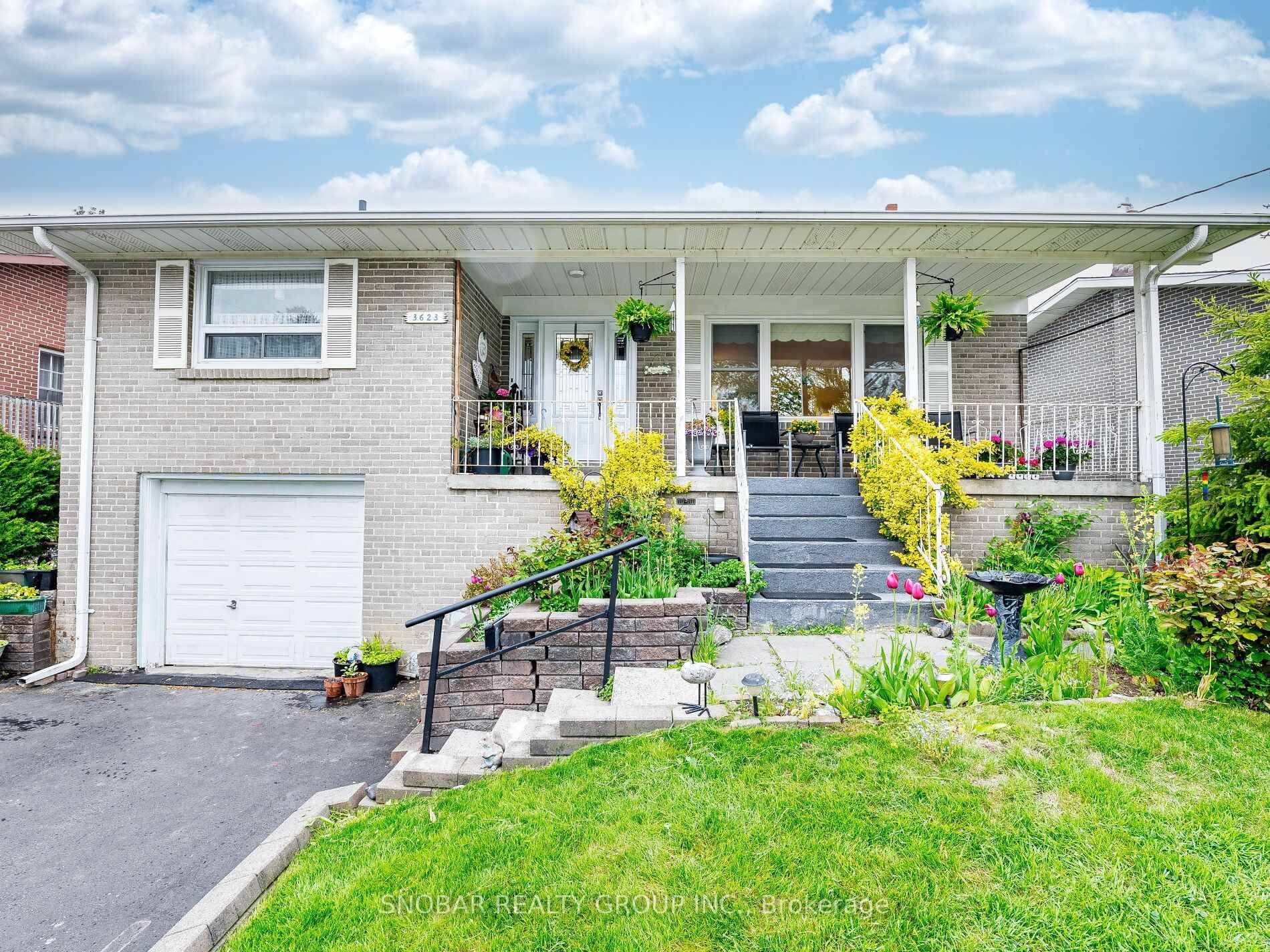 This lovely sun filled home, situated in the sought after The Credit Woodlands neighbourhood, offers a tranquil living environment with easy access to local conveniences.