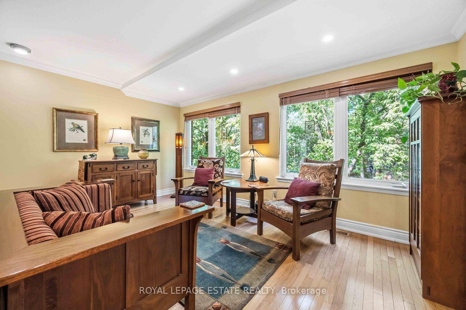 Client RemarksThis stunning townhouse in the highly sought after Edgewood Green community is truly a must see.