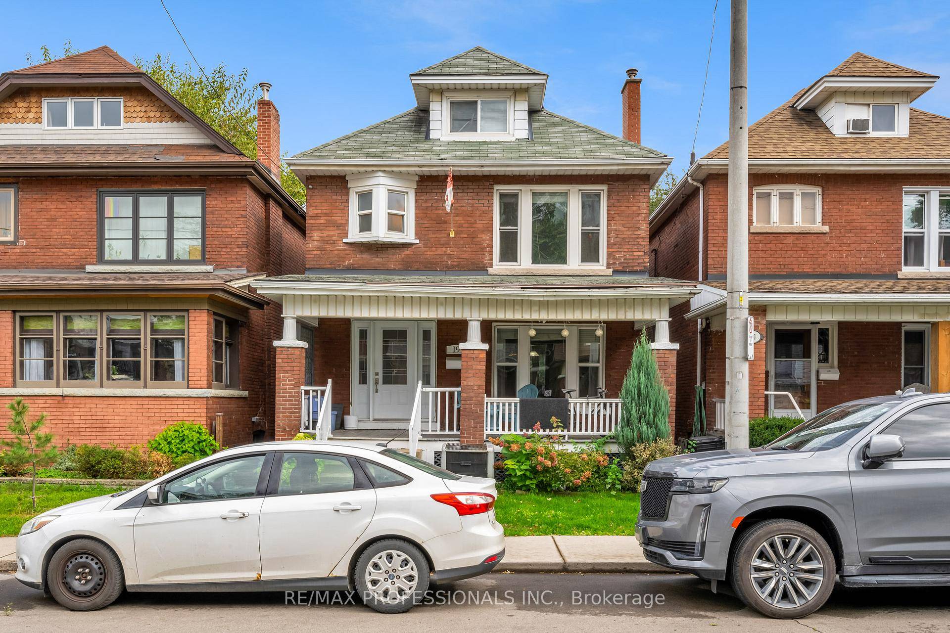 Gorgeous Turn of the 20th Century Home in the Sought After Stipley Neighbourhood !