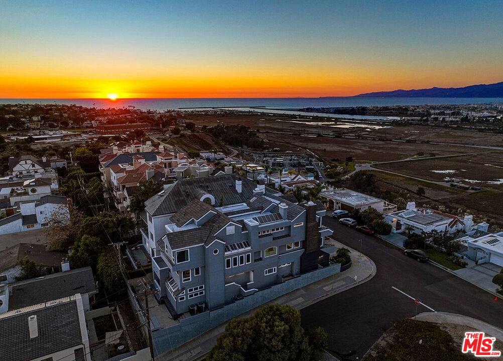 7800   Veragua Dr 5BR La