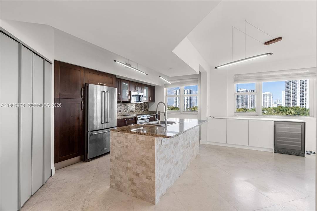 REDUCED Spacious 3BR 3BA CORNER unit in Turnberry Village, Aventura offering over 1, 600 SF with stunning golf course and water views.