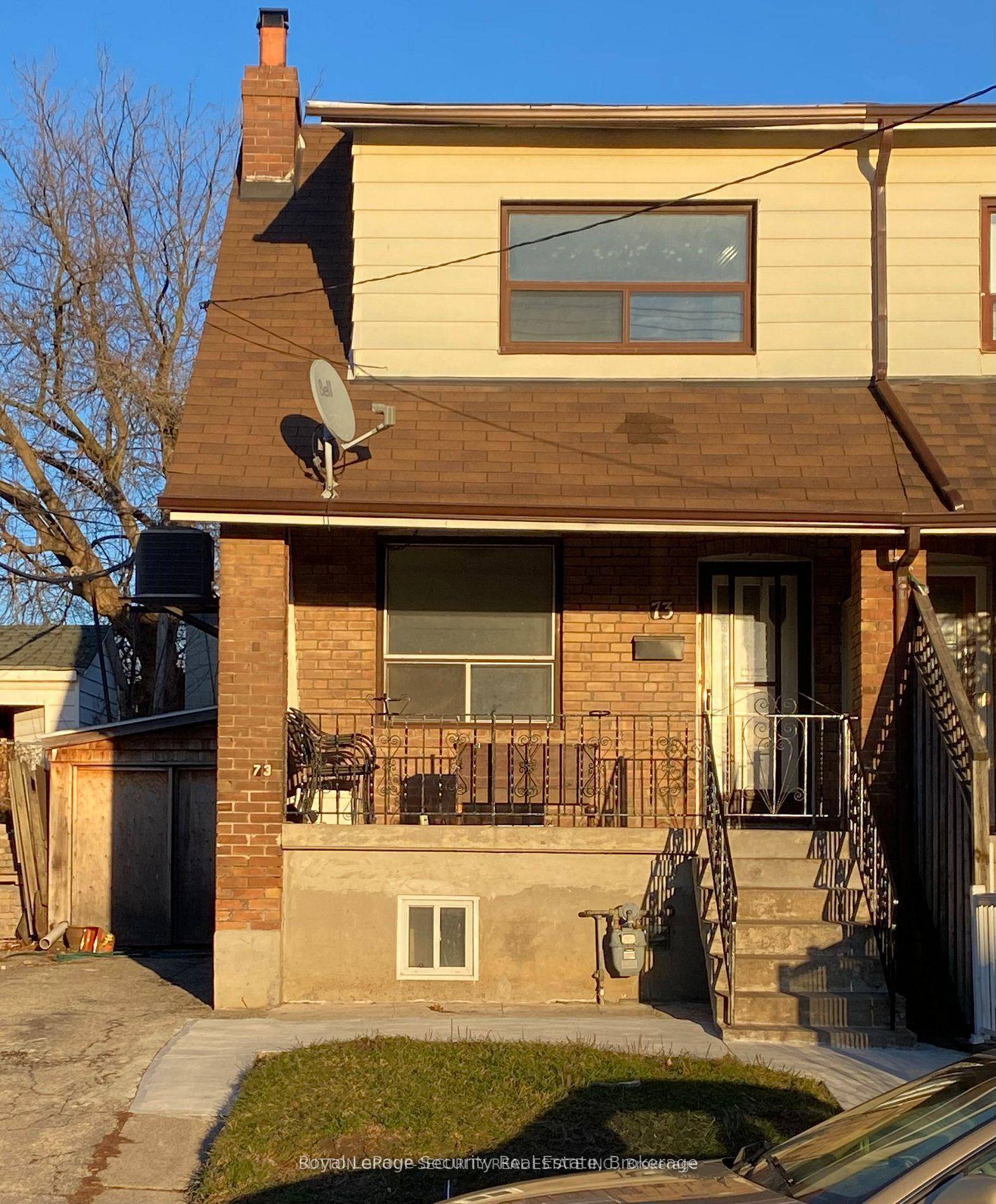Location, location ! Dont miss this fantastic opportunity to live in the charming and quiet Corso Italia neighbourhood.