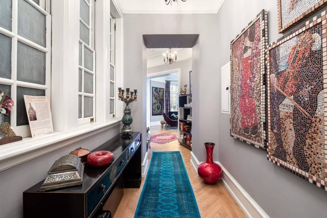 Residence 4 109 is a generously scaled one bedroom apartment organized around one of the building s signature circular living rooms.