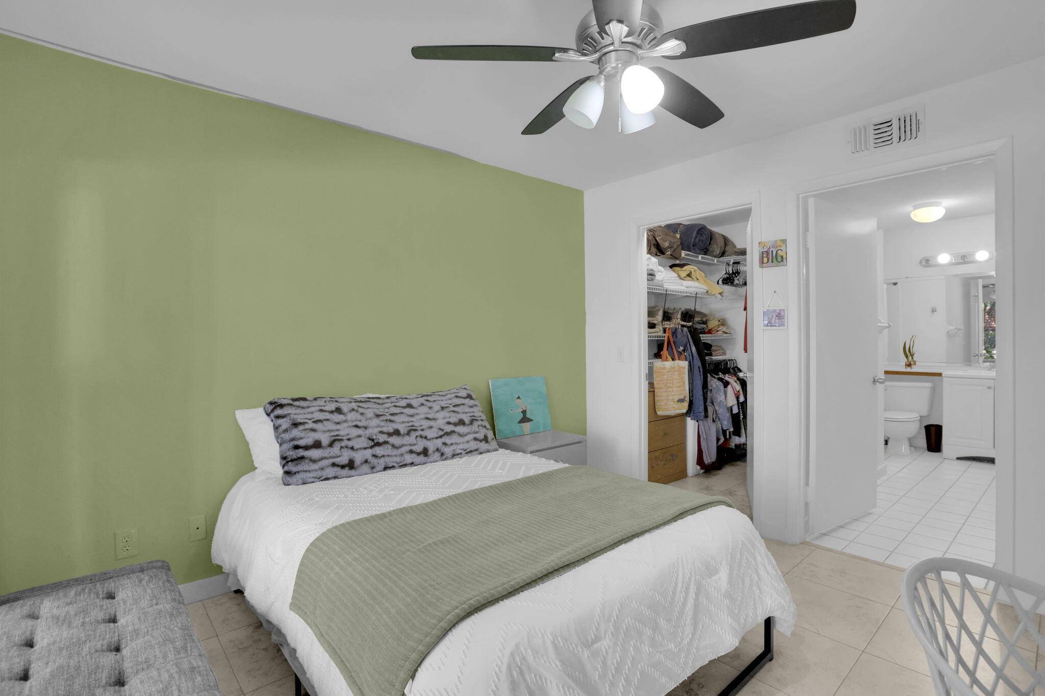 Great investment opportunity in a quiet, gated community in Delray Beach !