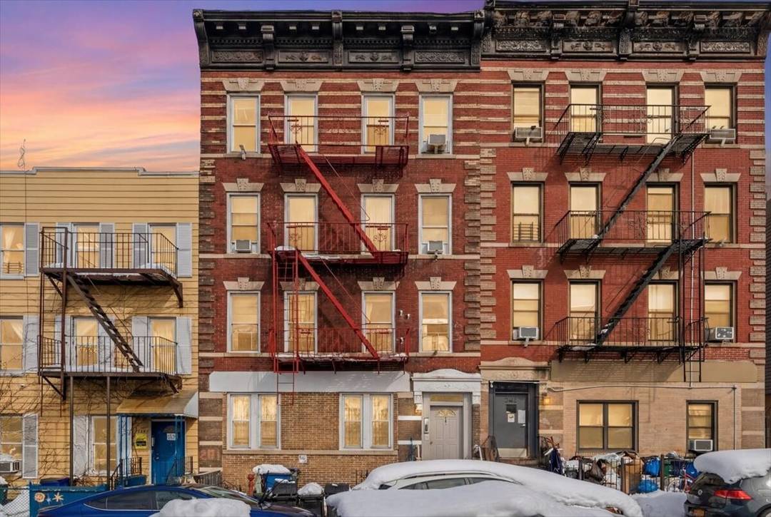 Turnkey multifamily investment 281 23rd Street is a beautifully maintained masonry pre war building spanning approximately 8, 492 square feet above grade.