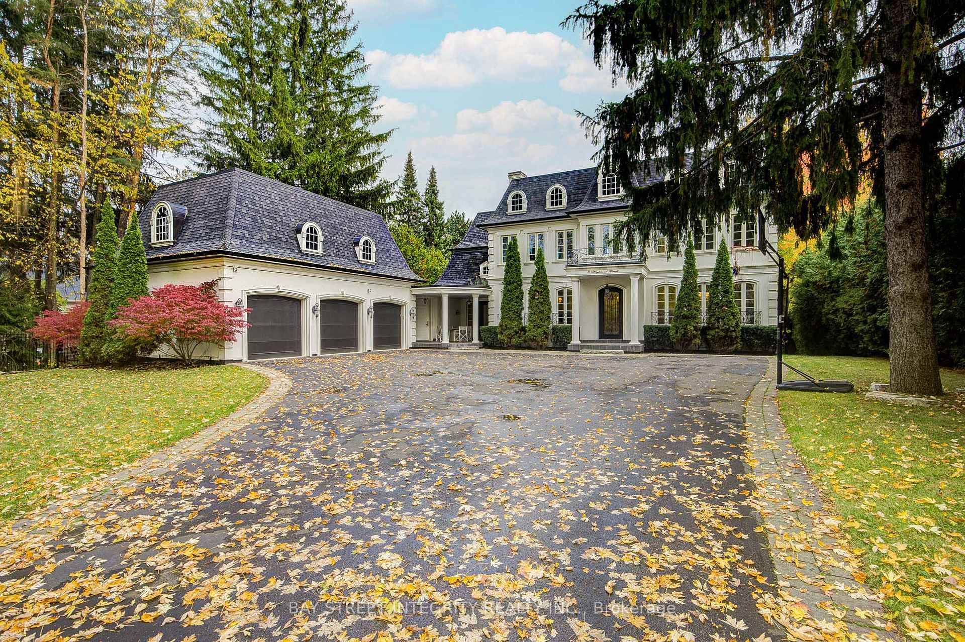 A spectacular custom built luxury estate on a quiet cul de sac in Aurora's most prestigious neighbourhood.