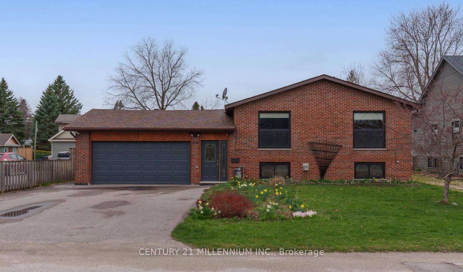 Strolling distance to downtown Collingwood and Georgian Bay in the much desired tree street location.