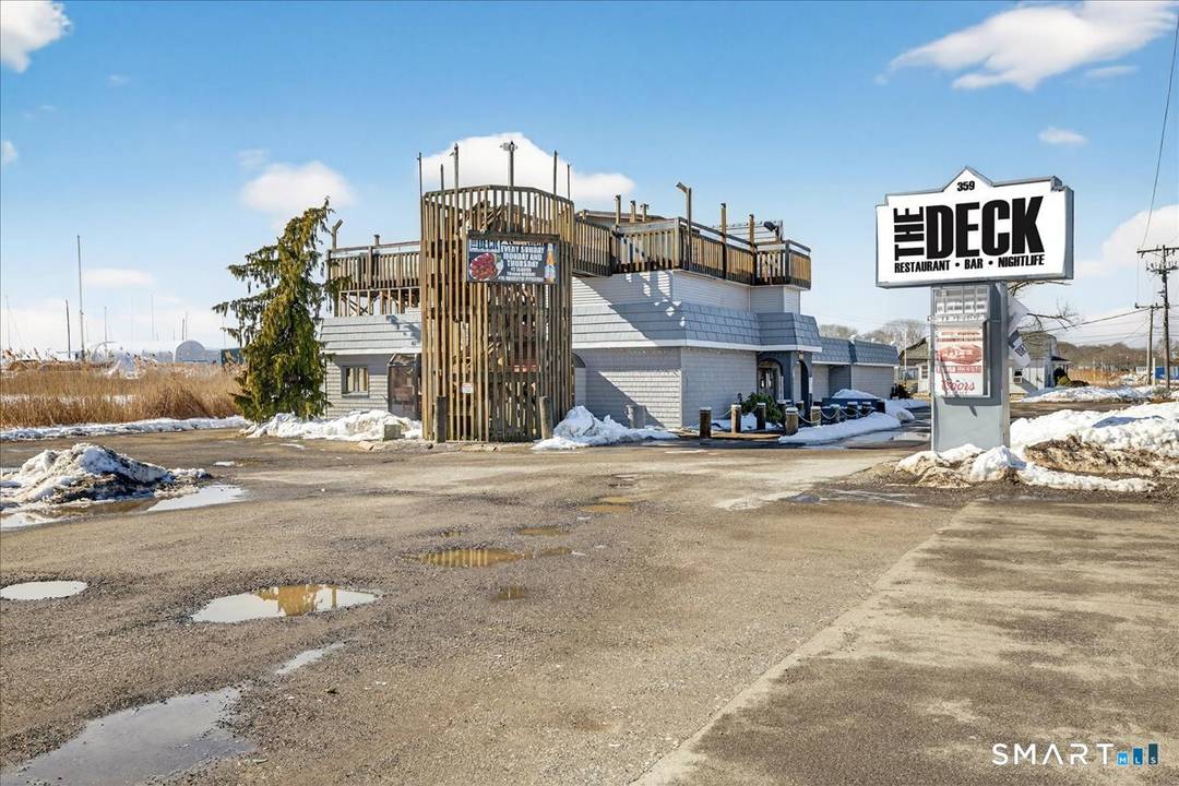 The Deck is a waterfront restaurant, sports bar and nightlife destination in Westbrook serving the Connecticut shoreline including Old Saybrook, Clinton, Madison, and Essex.