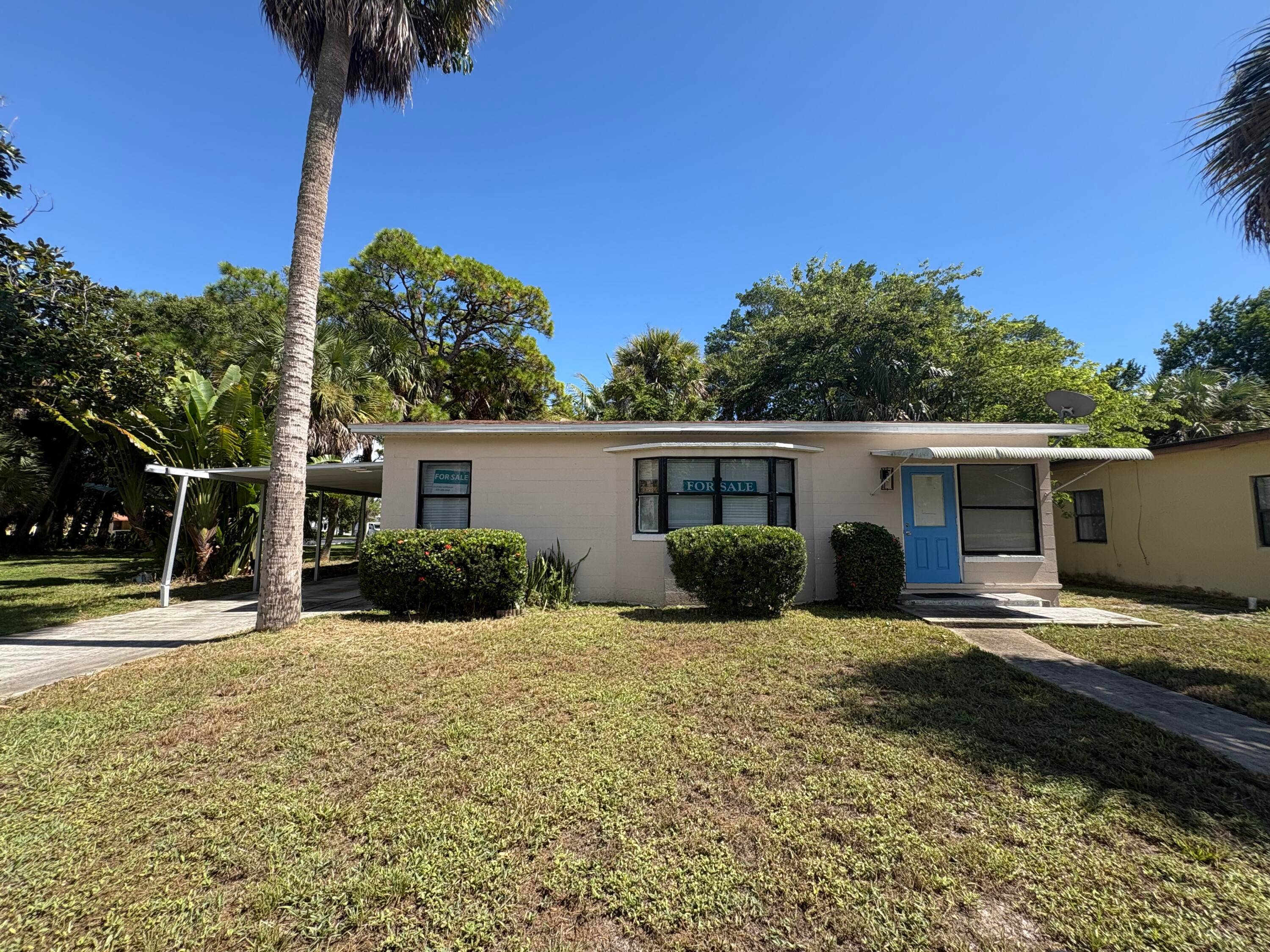Just Beautiful RENOVATED NEW ROOF A C WATER HEATER KITCHEN FLOORS WASH AND DRYEXTRA LARGE LIVING ROOM Spacious Privacy Concrete Block House Nice Front Porch and very Privacy Back Porch ...