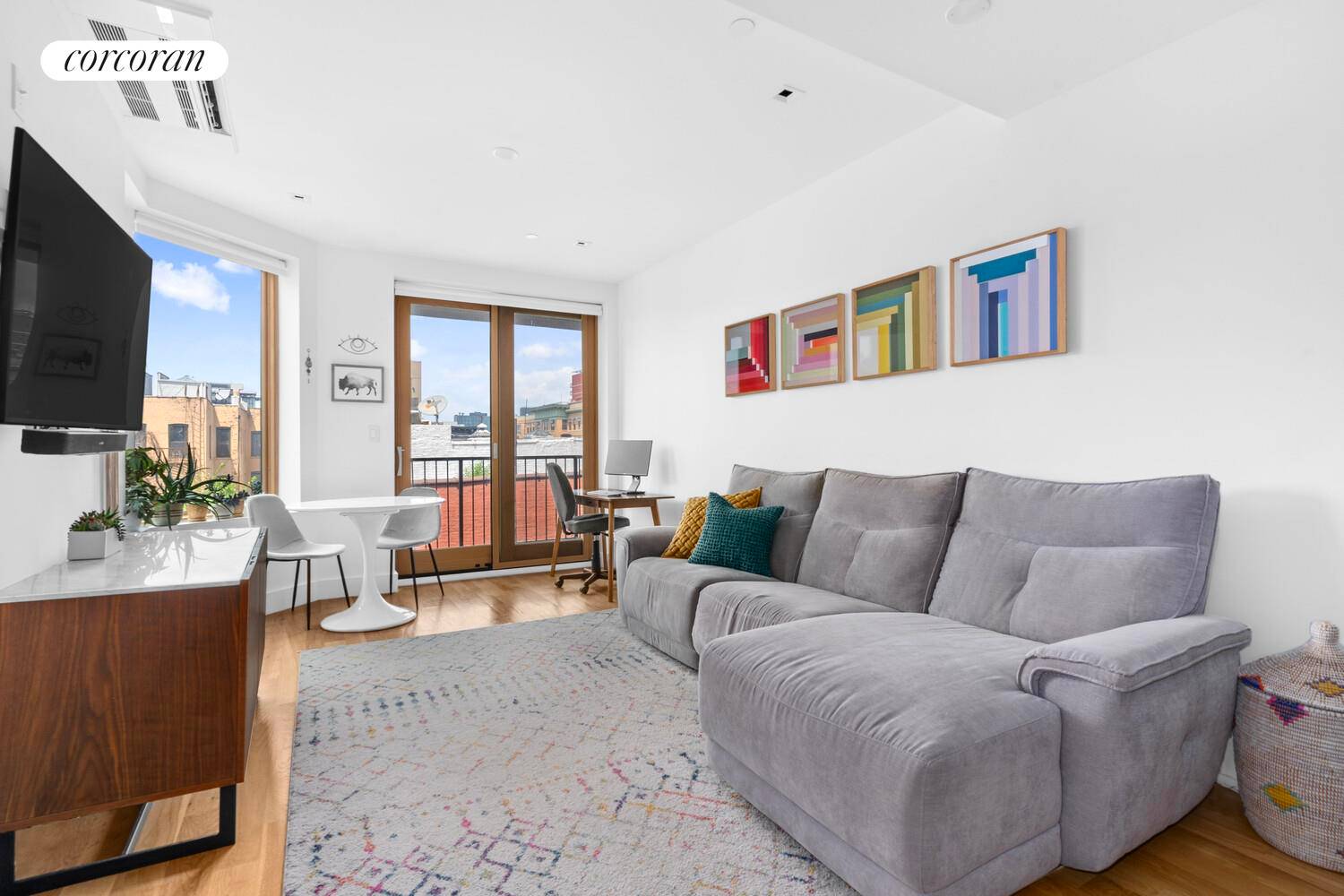 529 Park Place 402 is a beautifully designed, oversized 1 bedroom, 1 bathroom condominium that offers the perfect blend of luxury, comfort, and Brooklyn charm.