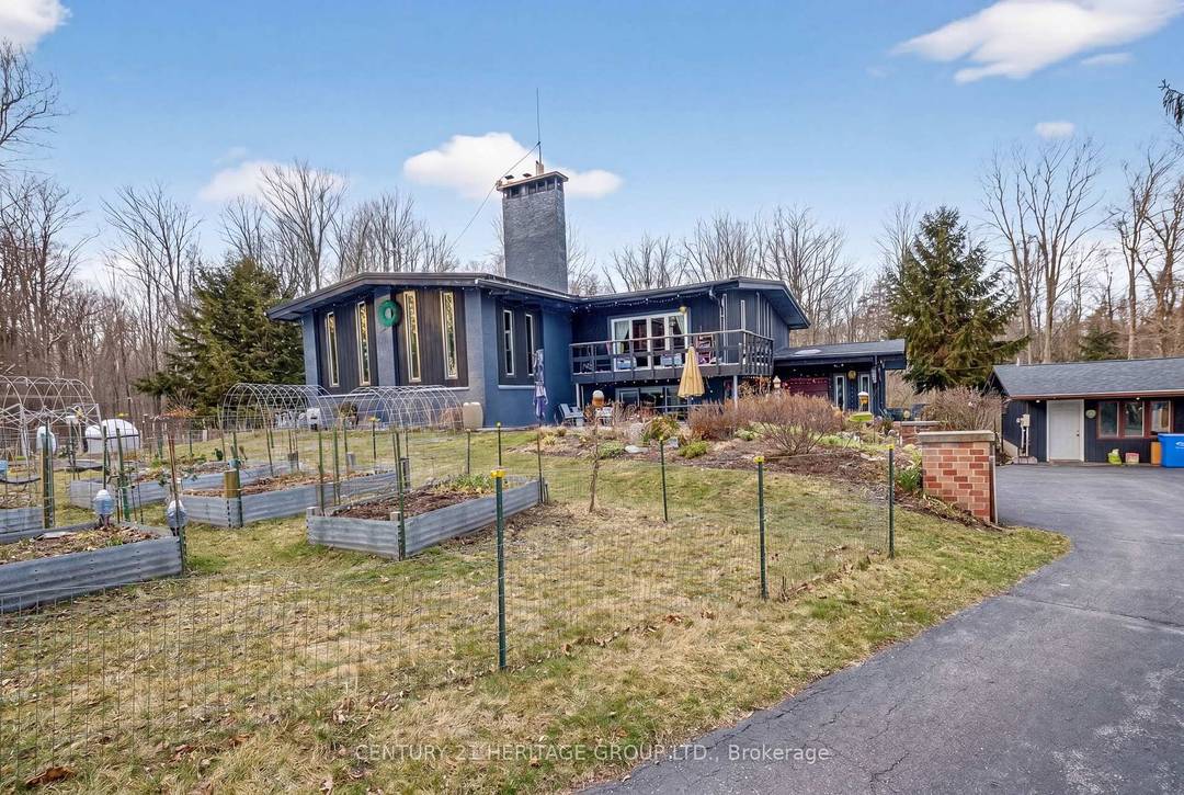 Country oasis on one of the most prestigious blocks of St.