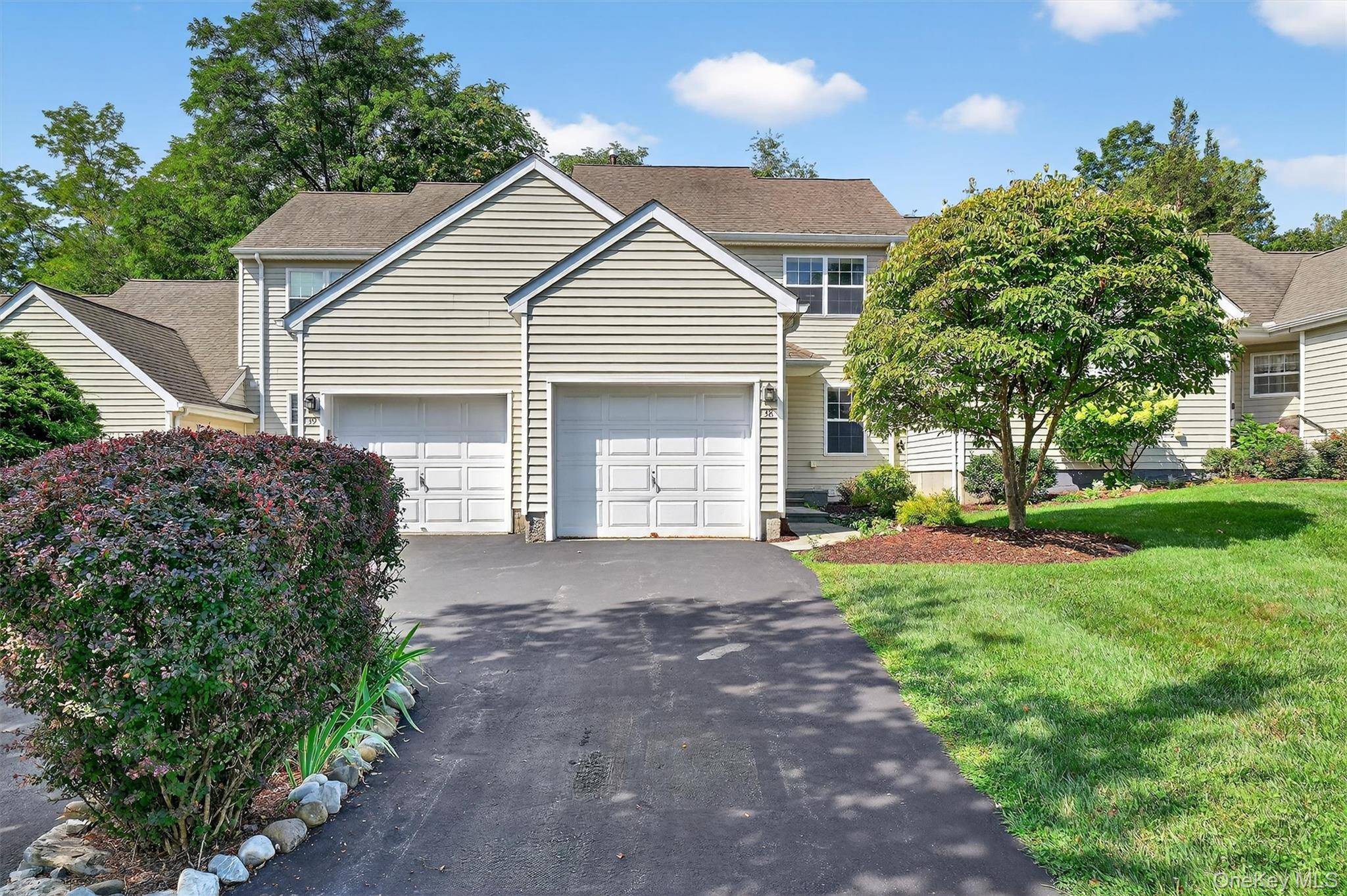 Charming Townhouse in Stone Bridge Community.