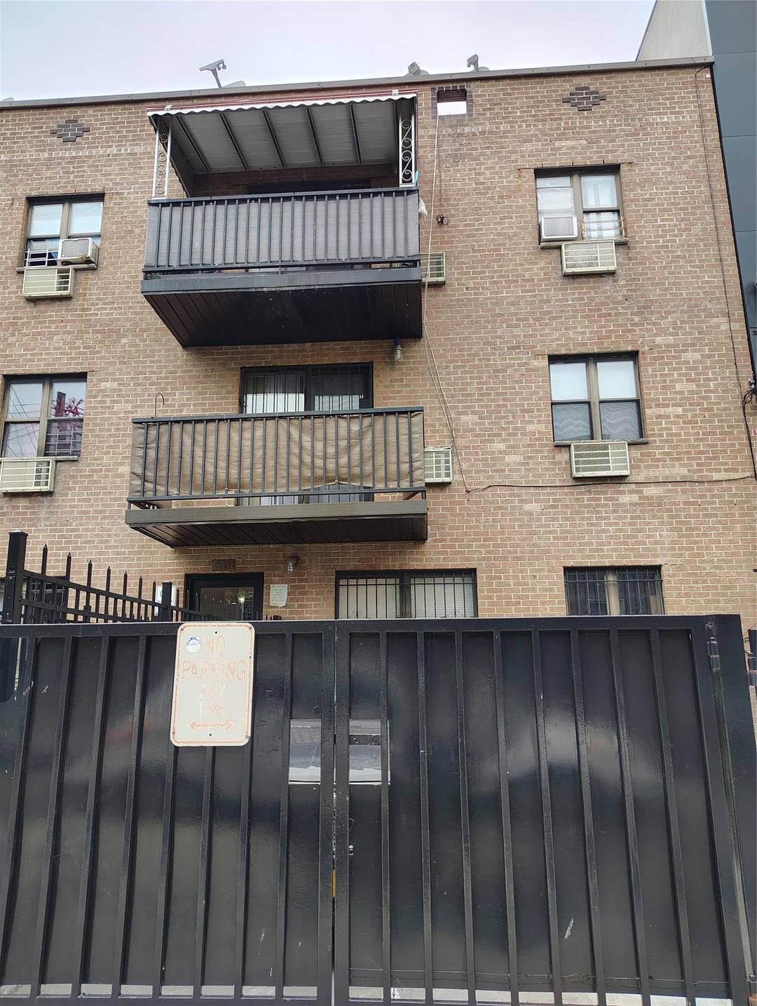 excellent opportunity ; Welcome to the Beautiful home in south of corona and just a steps to Flushing Meadows Corona Park, Queens Zoo, queens Museo, Meadow lake and a lot ...