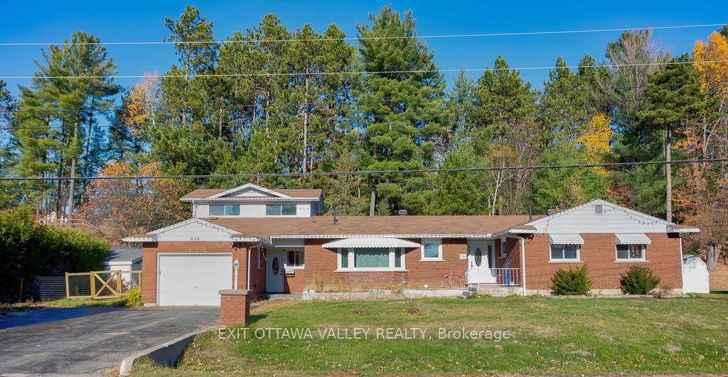 Welcome to 656 Birch St, conveniently located between Pembroke and Petawawa.