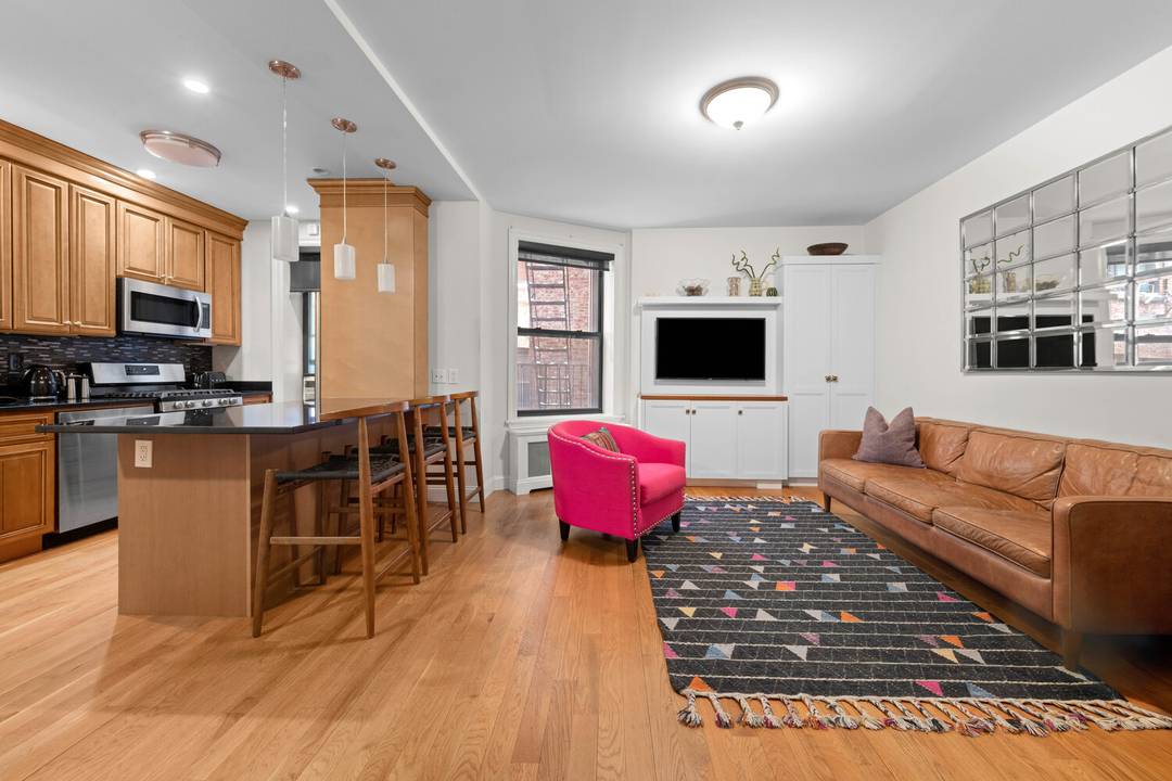 Back on the Market This beautifully renovated one bedroom residence is nestled in a classic pre war co op in the very heart of the Upper West Side.