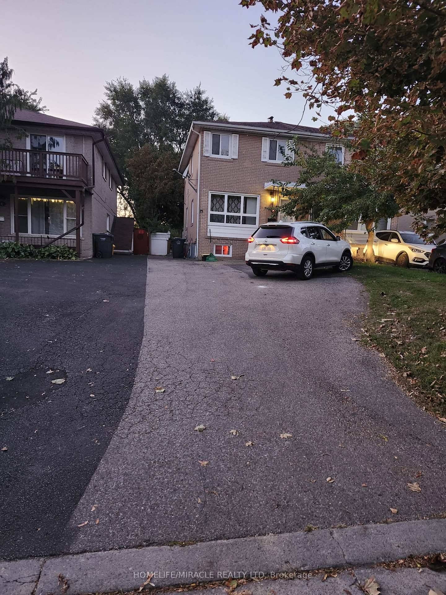 For Lease Spacious Semi Detached Welcome to this beautifully maintained 3 1 bedroom semi detached home with a legal 1 bedroom basement apartment !