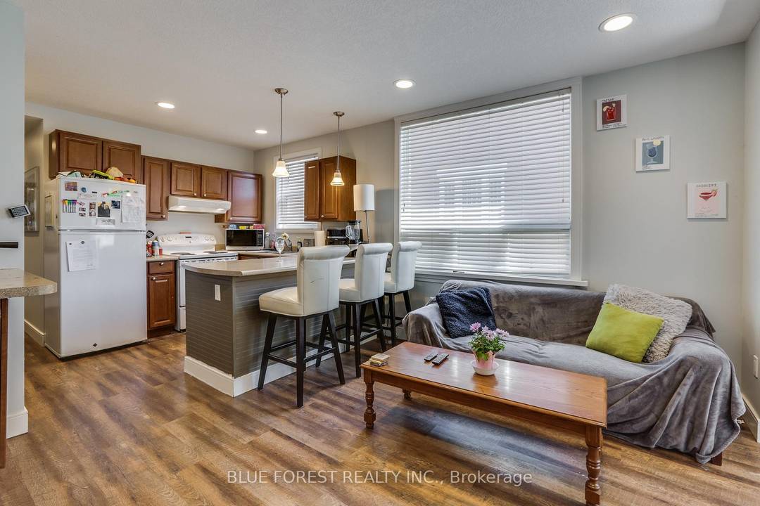 Great central location and easily within walking distance to University of Western Ontario.