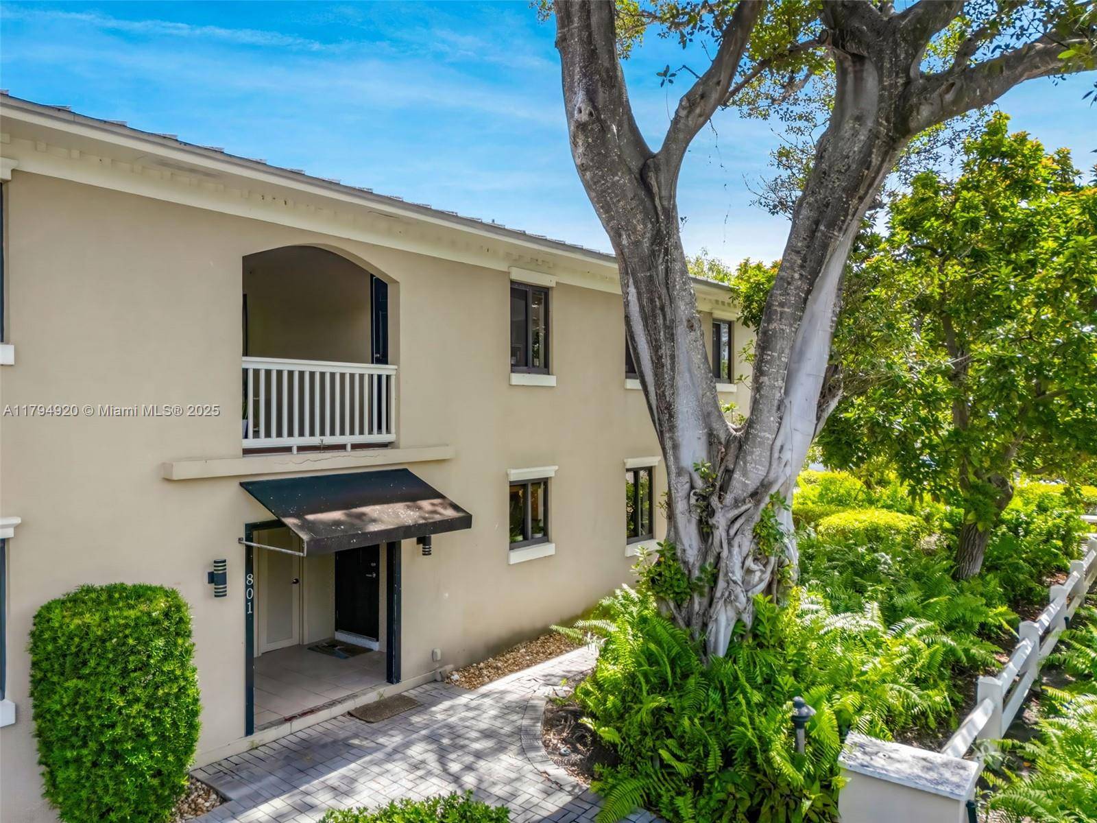 Welcome to your dream home in Fort Lauderdale !