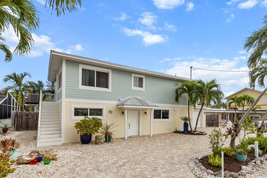 This beautiful family waterfront home features 3 spacious bedrooms and 3 bathrooms, making it perfect for a comfortable stay.