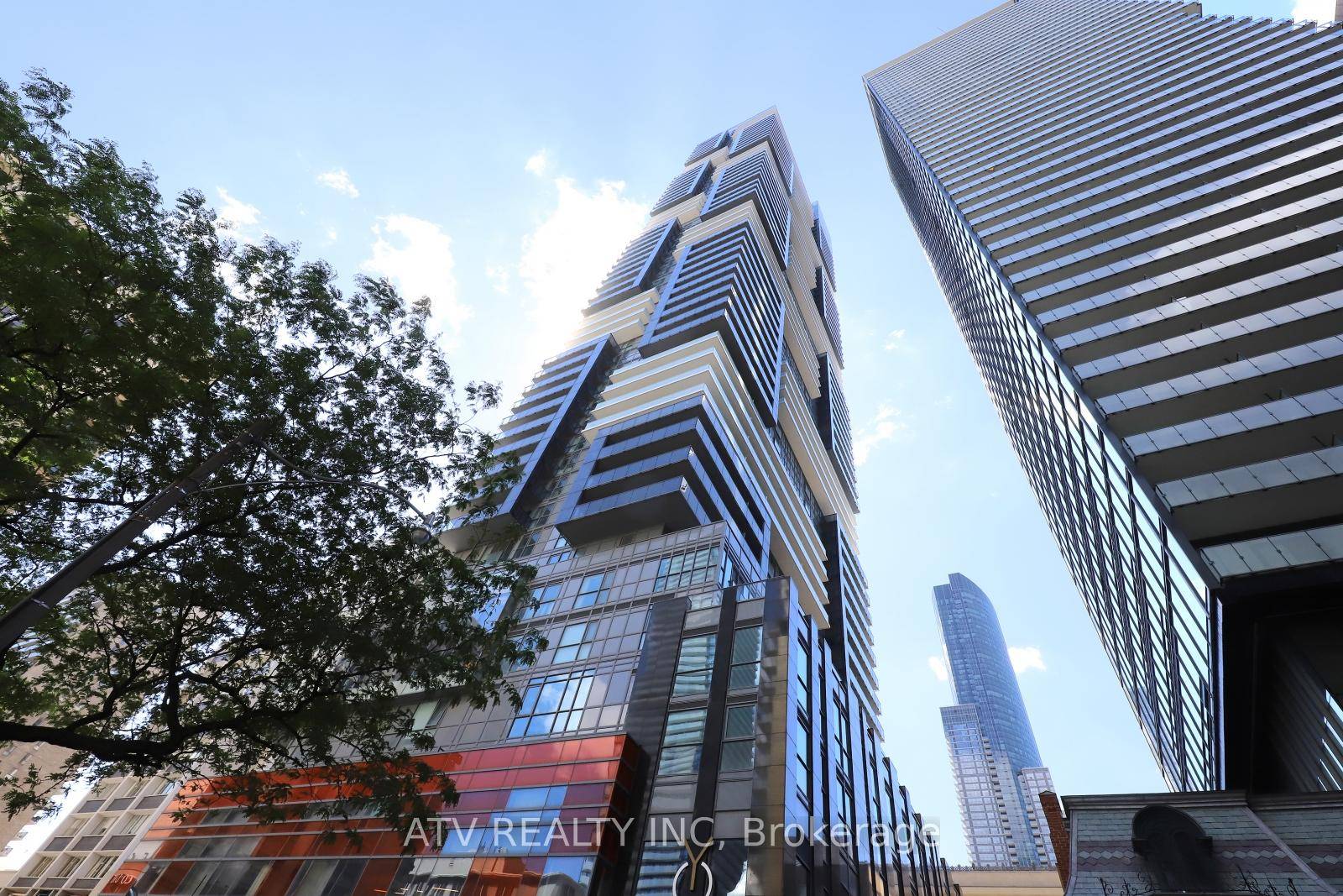 Luxurious Yc Condo In The Heart Of Downtown, One Bedroom, Large Balcony, Great Views Of Dt, Lake, Cn Tower !
