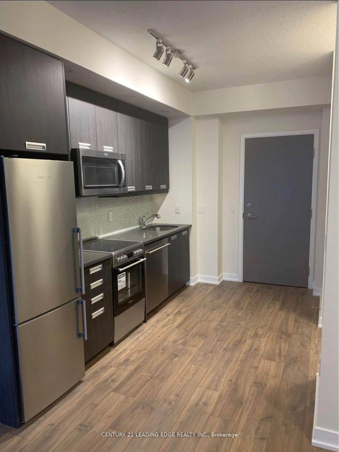 Welcome To This Gorgeous Pj Condo Located At The Centre Of Financial And Entertaining District.