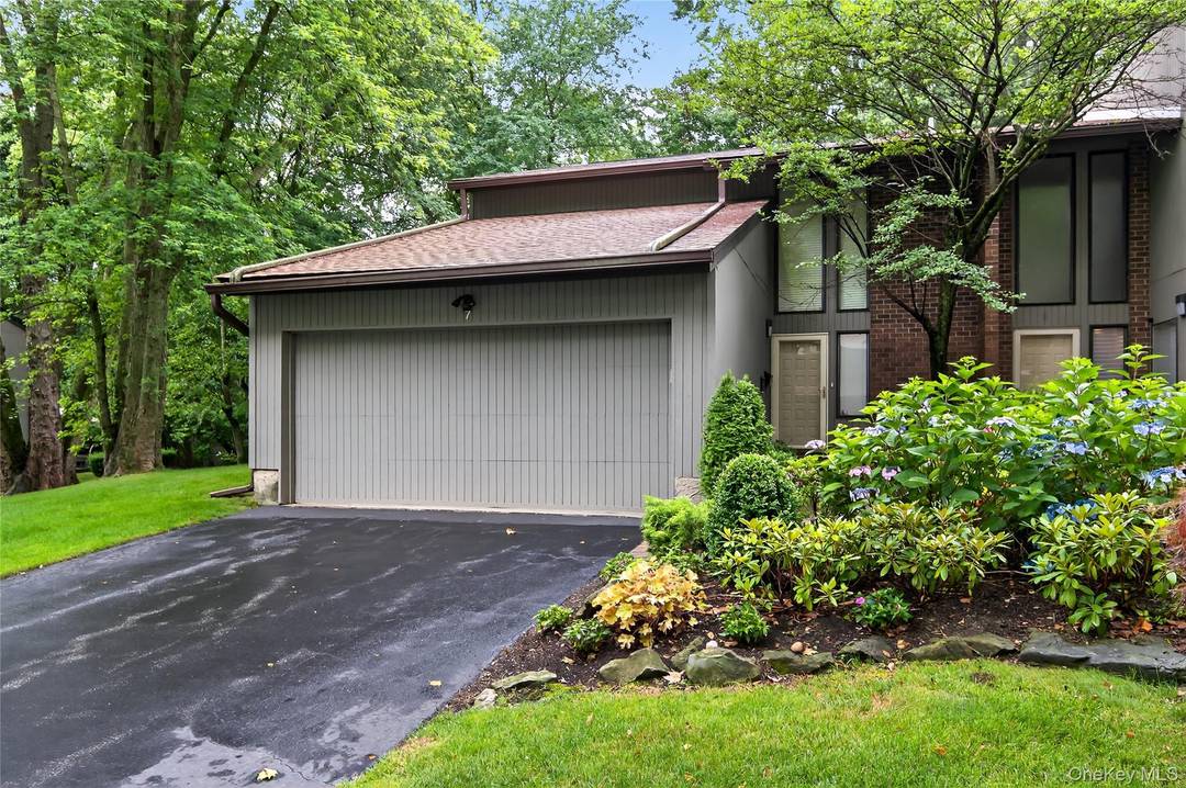 Welcome to this rarely available Crossfield end unit offering approximately 2, 500 square feet of living space in the prestigious Jericho Hamlet gated community.